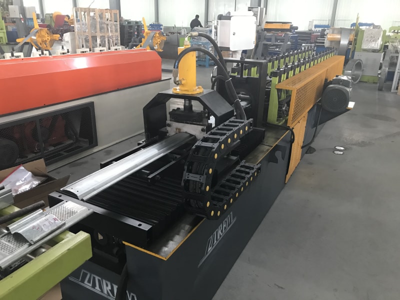 金屬卷簾門(mén)成型機
