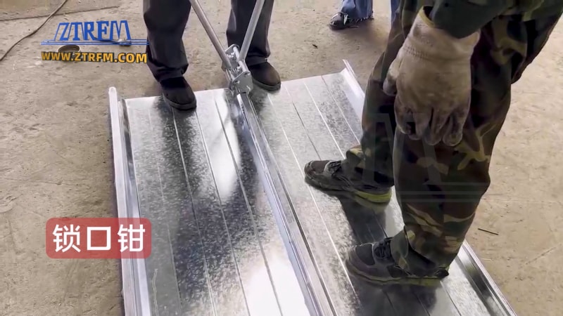 出口哥斯達黎加中拓KR18移動(dòng)式全液壓閉口式屋頂面板成型機