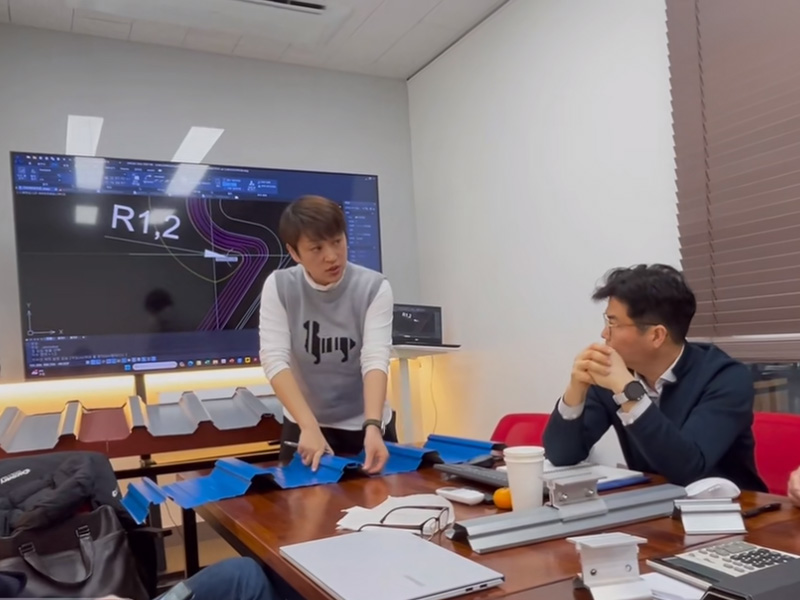 跳出 “內卷” 漩渦！中拓冷彎聯(lián)合韓方研發(fā)光伏屋面板型，邁向綠色能源新時(shí)代