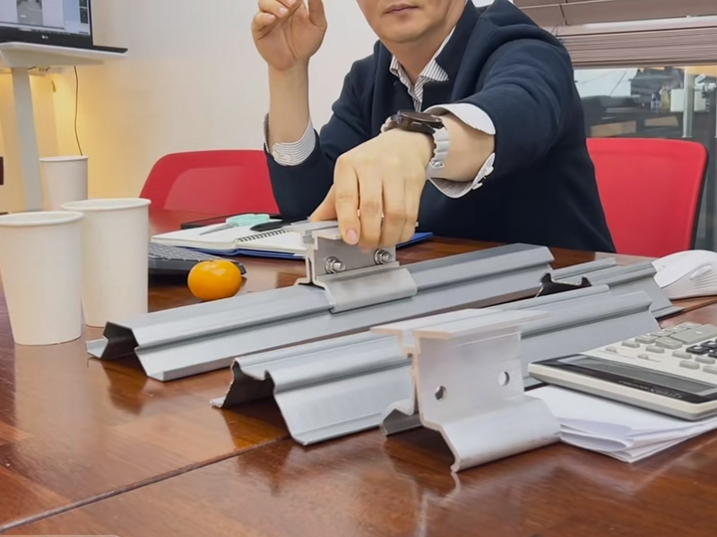 跳出 “內卷” 漩渦！中拓冷彎聯(lián)合韓方研發(fā)光伏屋面板型，邁向綠色能源新時(shí)代