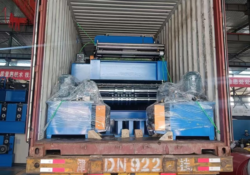 中拓冷彎裝箱發(fā)運如火如荼，細(xì)節(jié)把控詮釋對客戶的鄭重承諾，七箱設(shè)備同日啟程奔赴多國，裝箱環(huán)節(jié)彰顯責(zé)任擔(dān)當(dāng)