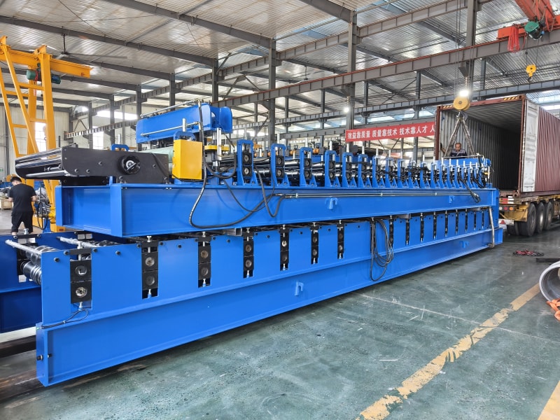 中拓冷彎裝箱發(fā)運(yùn)如火如荼，細(xì)節(jié)把控詮釋對(duì)客戶的鄭重承諾，七箱設(shè)備同日啟程奔赴多國，裝箱環(huán)節(jié)彰顯責(zé)任擔(dān)當(dāng)