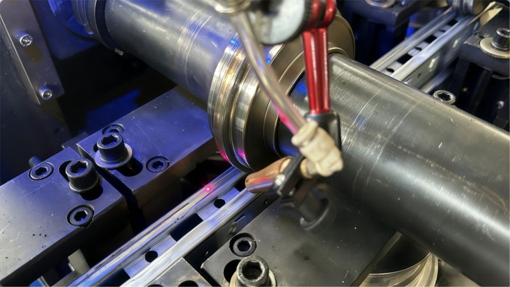 深耕高精度成型技術｜SR-M9030 M9雙機架閉口立柱機，倉儲裝備制造優選方案